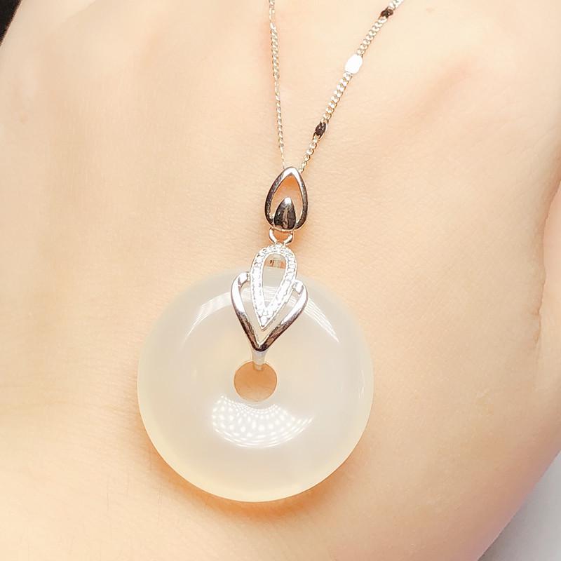 Подвеска из стерлингового серебра 925 пробы с кристаллами жадеита и защитной пряжкой