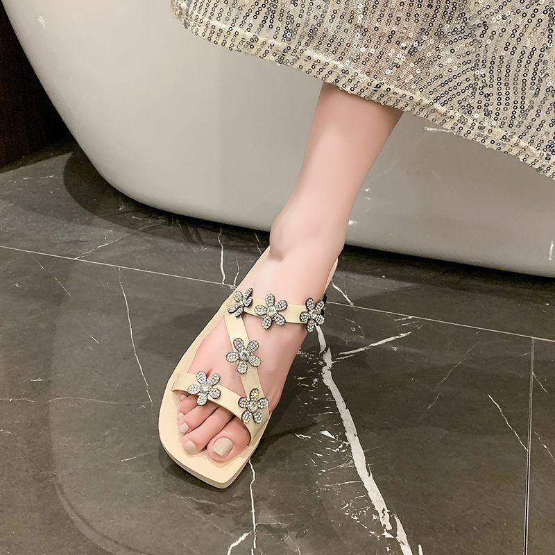 Квадратный носок темперамент универсальные высокие каблуки женская мода слово с цветком стразами шпильки босоножки 2025 лето и осень новые