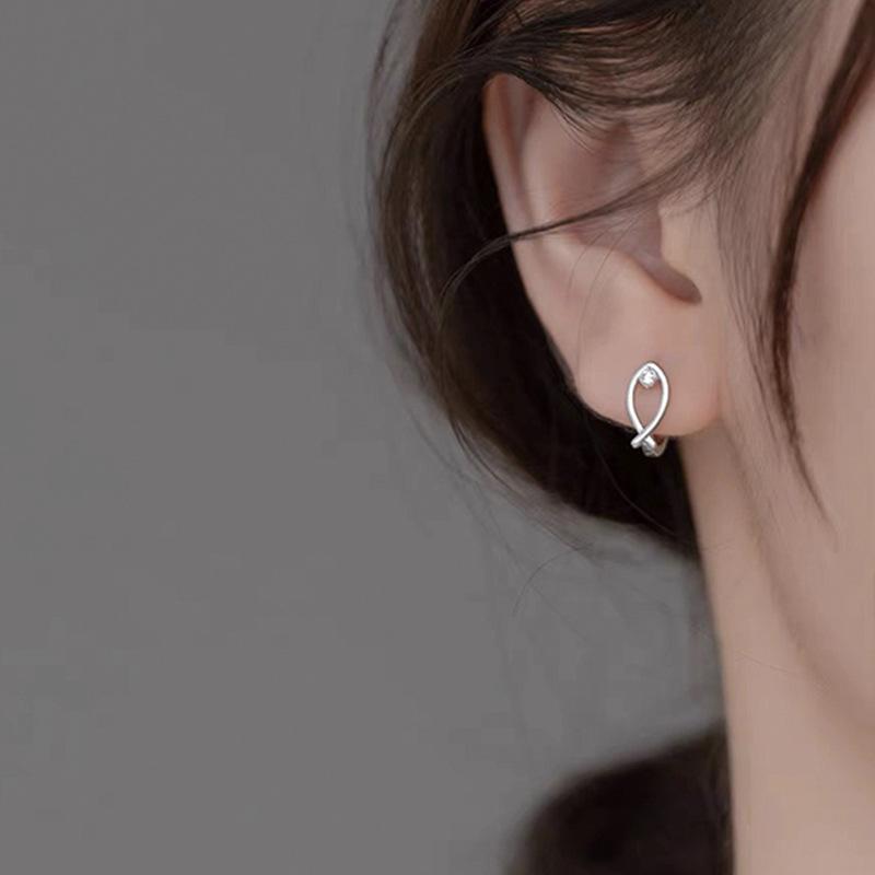 Асимметричные серьги-пряжки в виде кошачьей рыбы, женские модные простые серьги-гвоздики, весенние серьги