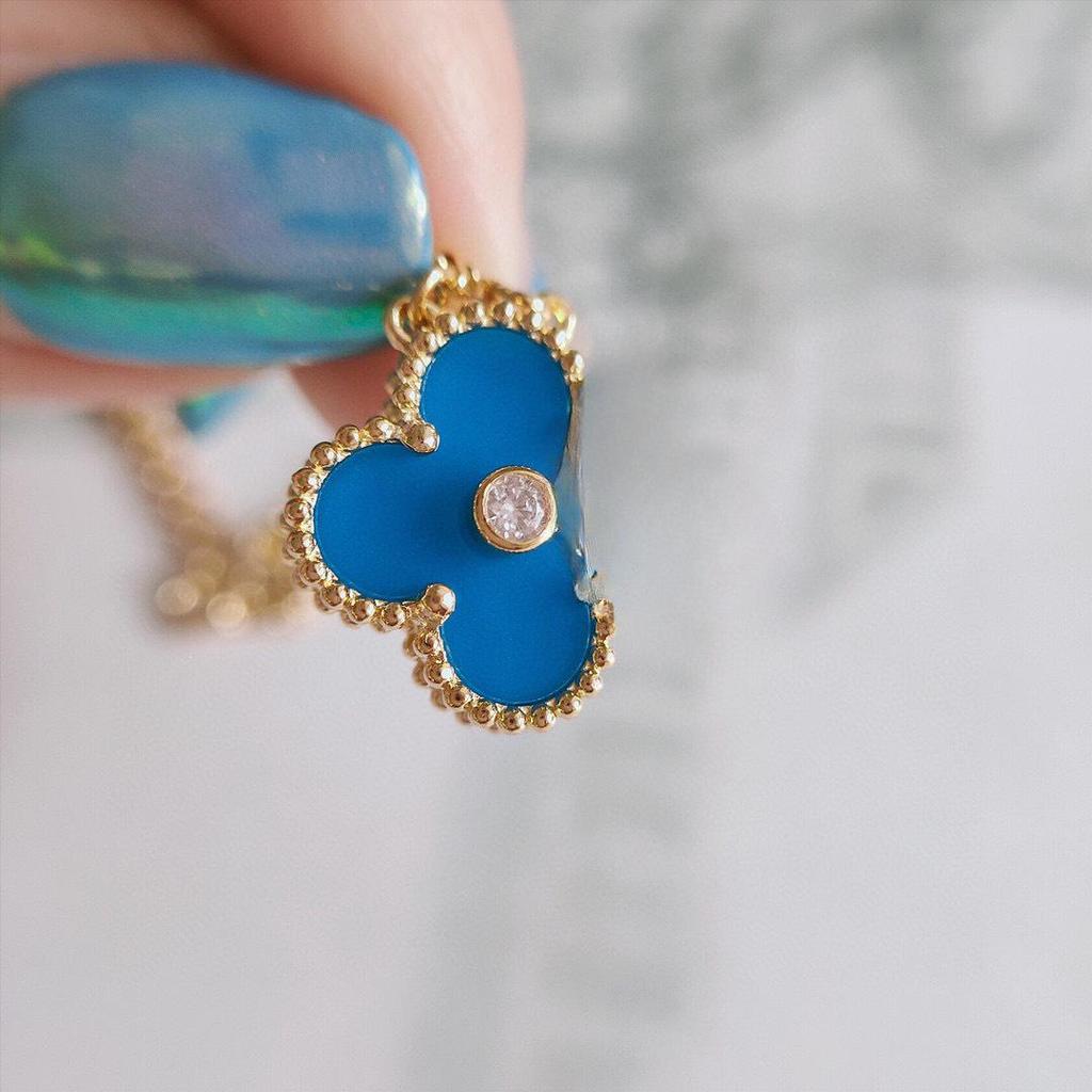 V Gold Four-Leaf Clover Necklace: 18K Gold-Plated, White Mother-of-Pearl & Rose Gold Pendant, Elegant Women's Accessory.