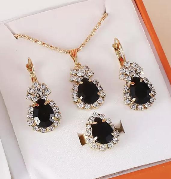 Европейский и американский набор украшений в форме сердца - ожерелье, серьги и кольцо с бриллиантовой подвеской.