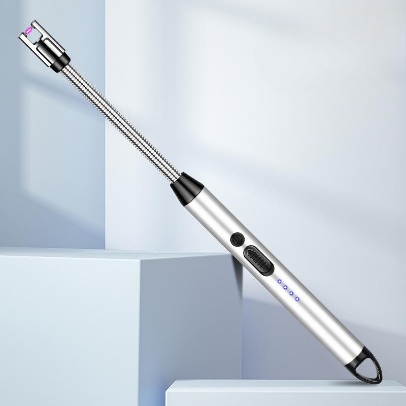 Электронный воспламенитель с металлическим угловым патрубком и индикатором уровня заряда батареи, ветрозащитный, для использования на открытом воздухе.