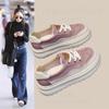 Маленькие белые кроссовки на толстой подошве на шнуровке для женской новой моды 2025 года, универсальные и удобные, спортивные и повседневные, маленькие нескользящие кеды