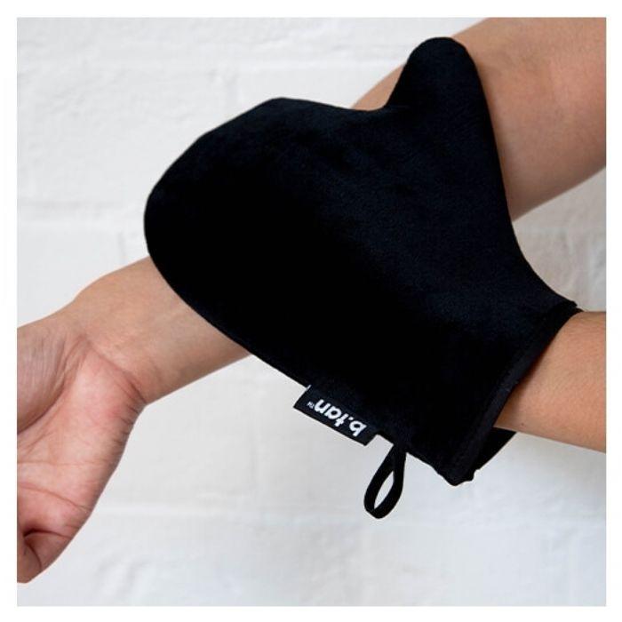 Obtenez un bronzage impeccable sans traces avec le gant bronzant b.Tan je ne veux pas bronzer sur mes mains.