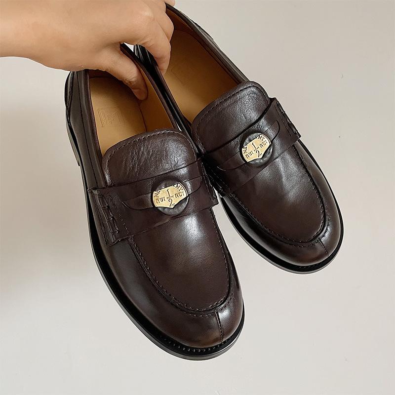 Женские лоферы с золотой монетой, отполированные вручную, британские маленькие кожаные туфли с дизайнерским чувством, нишевые, ретро, на толстом каблуке, из лакированной кожи, с круглым носком, одинарные туфли