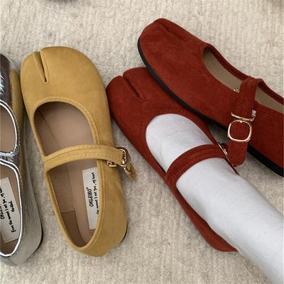 Модные балетки IPPEUM для женщин, бархатные красные туфли с раздельным носком и пряжкой, новинка лета 2025, Мэри Джейнс