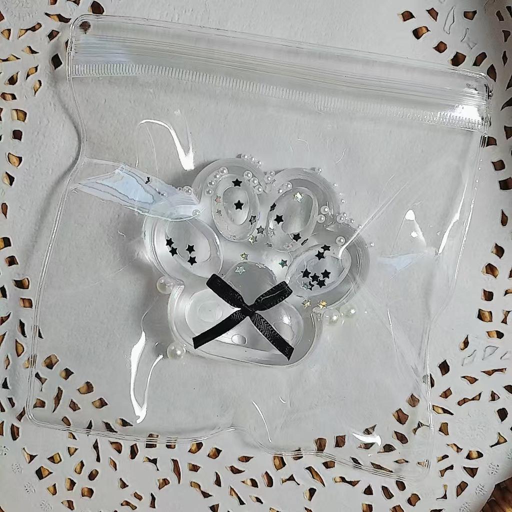 Мутные прозрачные кошачьи когти, сжимающие веселую медленную декомпрессию, детская игрушка