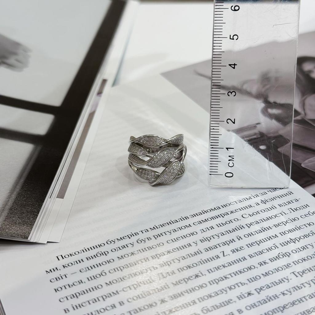 Серебряное кольцо с фианитами, емаллю, вес изделия 9,85 гр (2175254)