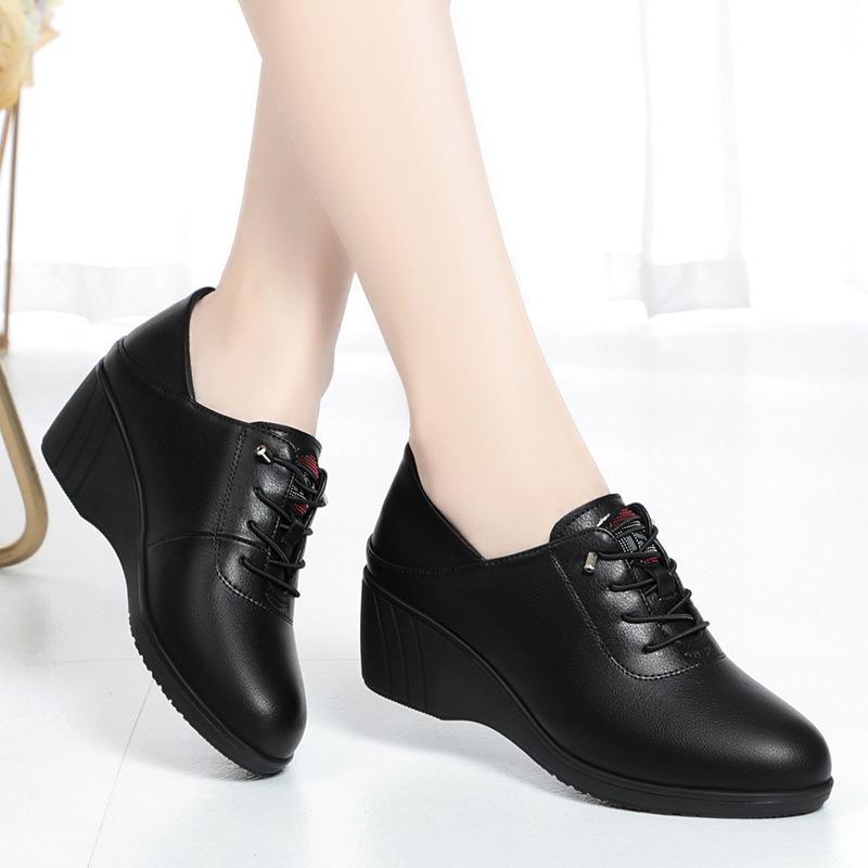 Новая осенняя женская обувь из мягкой кожи, на мягкой подошве, с глубоким вырезом, удобная, в стиле ретро, повседневная, обувь для мам, танкетки, высокие каблуки, женская обувь