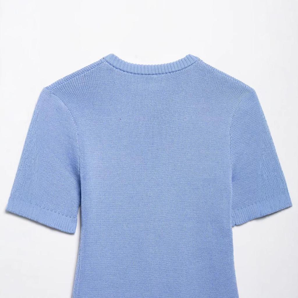 Летняя женская мода 2025: Вязаное платье с круглым вырезом, коротким рукавом и застежкой на пуговицы спереди