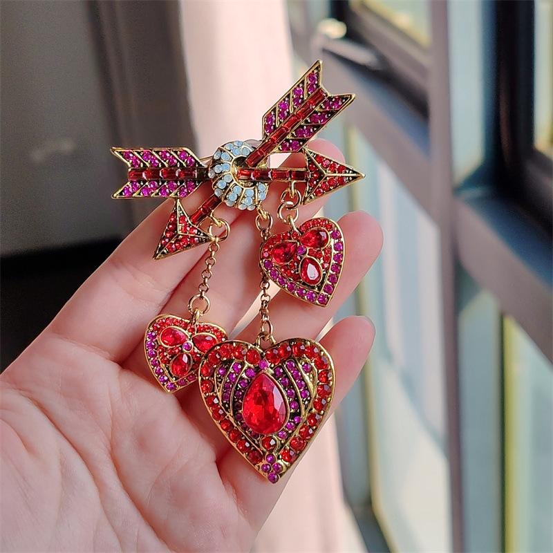 Брошь «Стрела любви Купидона», ретро-брошь «Стрела через сердце», инкрустированная бриллиантами, бахрома, аксессуары