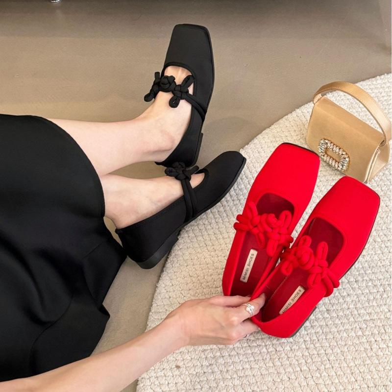 Национальный стиль новый китайский стиль французский внутренний увеличение высоты одинарная обувь женская 2025 весна красный китайский узел темперамент сочетание юбка Мэри Джейн