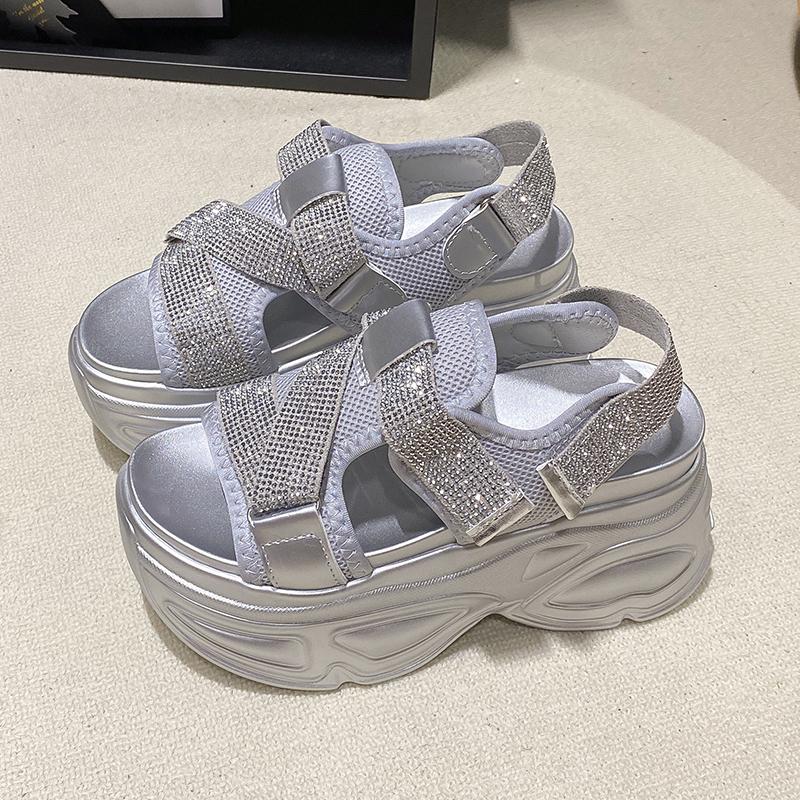 Модные женские босоножки на платформе 8,5 см с блестящим танкеткой на высоком каблуке, летние толстые босоножки со стразами и петлями, пляжные тапочки Zapatos Mujer