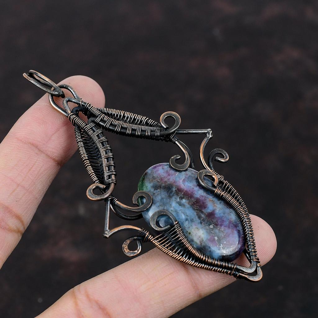 Рубиновый синий кианитовый кулон, обернутый медной проволокой, кулон, элегантные ювелирные изделия ручной работы, новейший дизайн, кулон, подарок для нее, ювелирные изделия из меди с драгоценными камнями