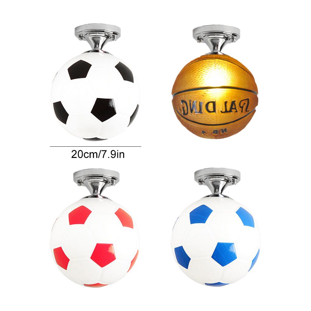Светодиодные потолочные светильники в виде футбольного мяча освещают футбольный бар стильным потолочным светильником для футбольного клуба