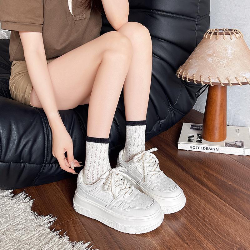 Модные маленькие белые туфли на толстой подошве для женщин 2025 года, новые, для невысоких людей, чтобы увеличить рост и показать ноги, маленькие спортивные и повседневные