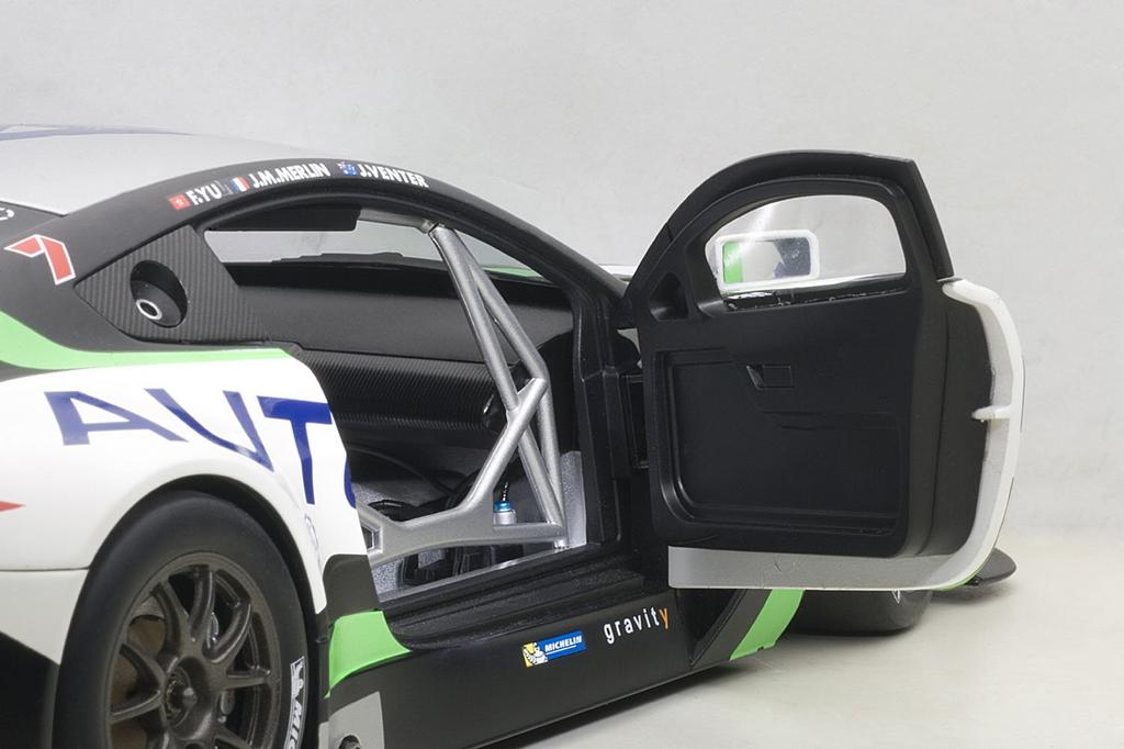 AUTOart Aston Martin V12 Vantage 2015 12 Hour 1/18 #99 (Bathurst Race)