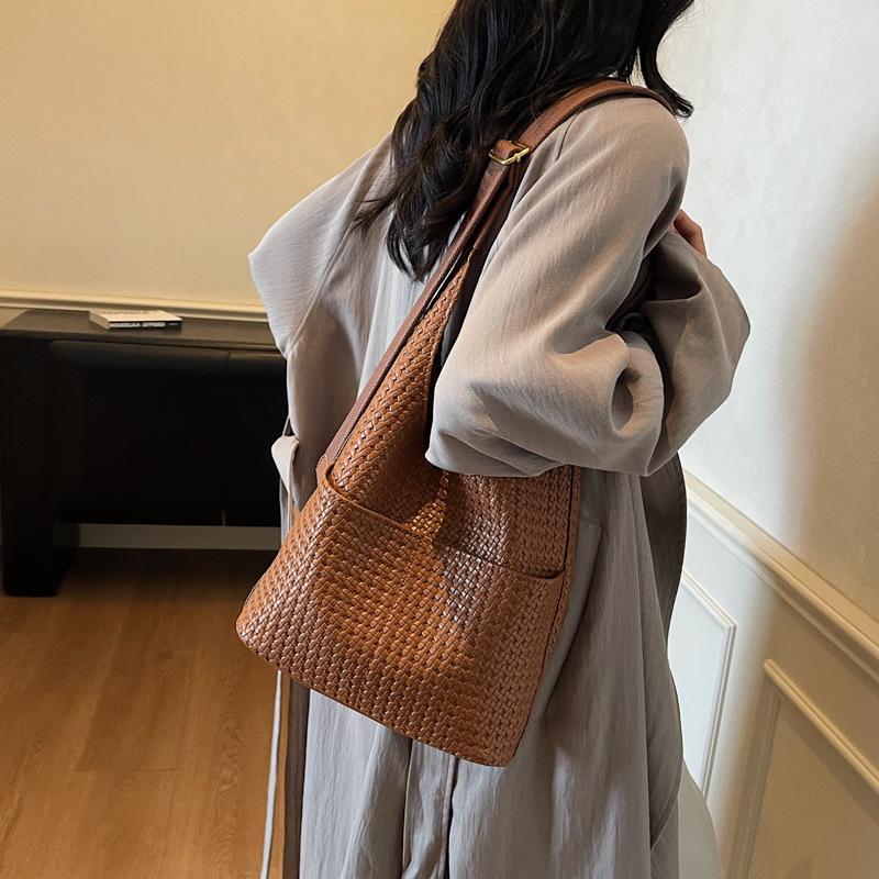 2025 Retro Solid Color Large Capacity Soft Leather Shoulder Bag