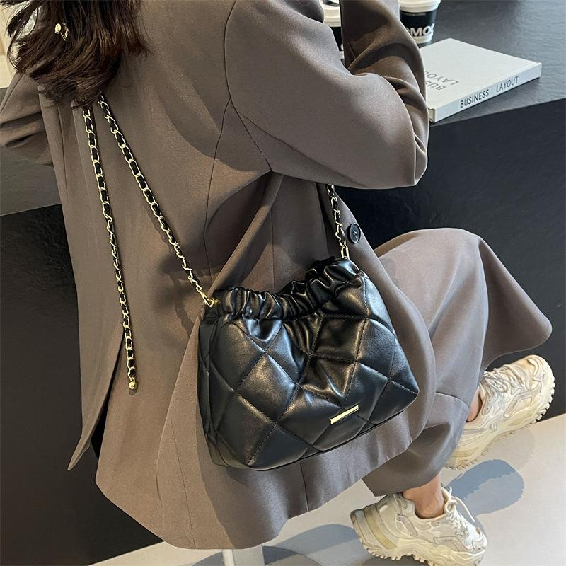 Rhombus Chain Bag Women's 2025 New Fashion Popular Shoulder Armpit Bag Large Capacity Commuter Messenger Bucket Bag
