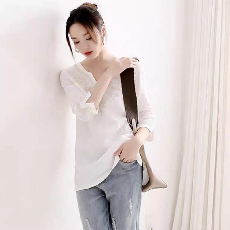 Летняя рубашка из хлопка и льна с V-образным вырезом и вышивкой для женщин с нишевым дизайном, легкая белая рубашка свободного кроя с семью рукавами для женщин