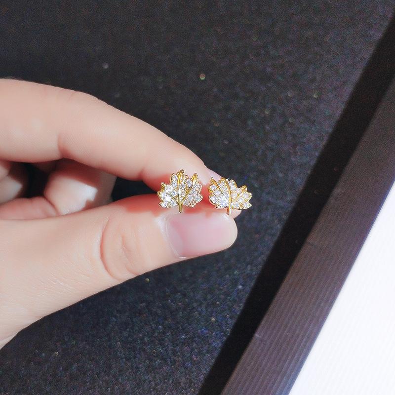 Серьги-гвоздики в форме листа Женские простые атмосферные серьги Ins Niche Design Серьги-листья Серьги в форме иностранного газа
