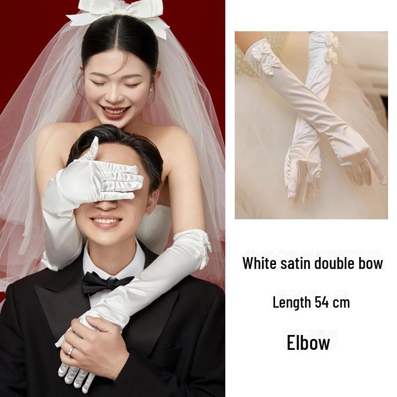 Длинные перчатки из белого атласа и кружева с бриллиантами для свадебных и торжественных фотосессий