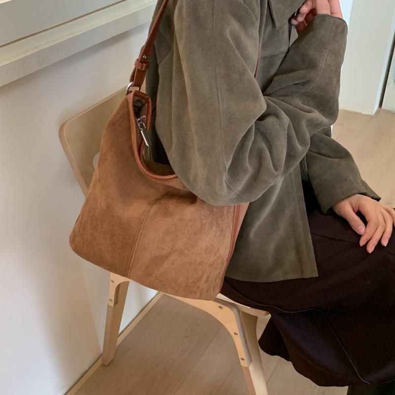 Сумка большой вместимости женская 2025 новая осень и зима высококлассная ретро сумка-тоут для通勤 на одном плече через плечо сумка-ведро