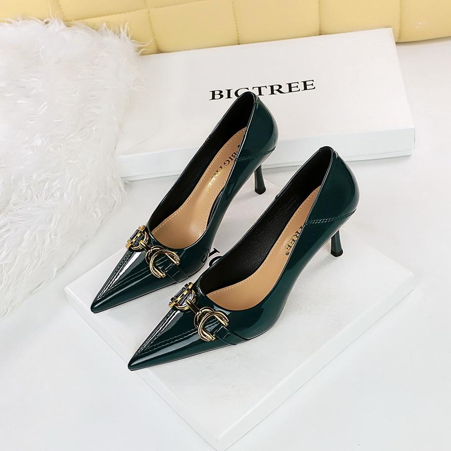 Туфли на высоком каблуке в европейском и американском стиле. Женская обувь. Одинарные туфли на тонком каблуке с острым носком и металлическим ремнем.