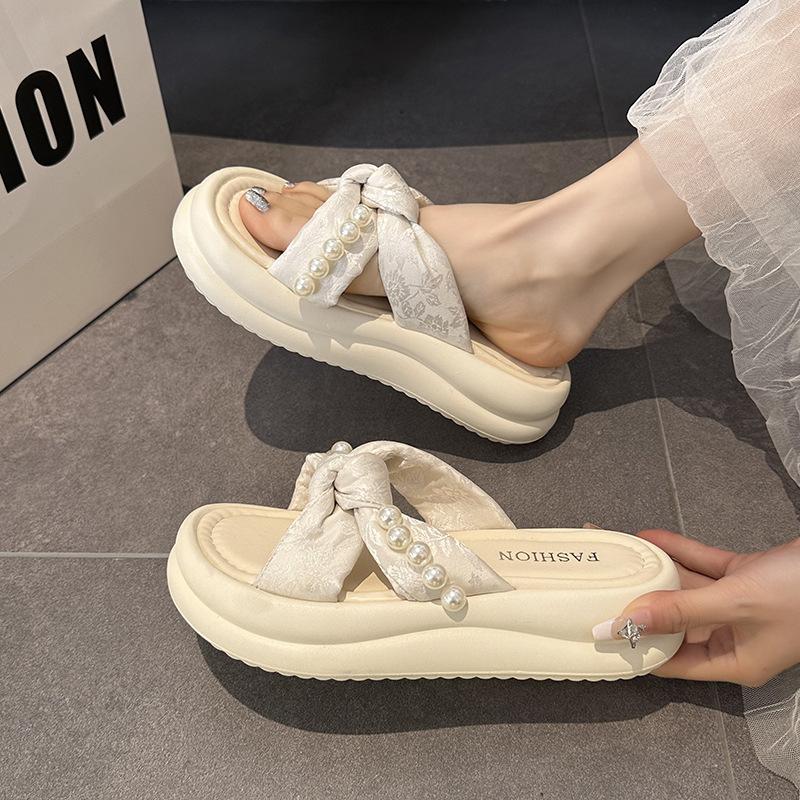 Крутые тапочки женская летняя одежда 2025 новый национальный стиль красивые с юбкой на платформе пляжные сандалии жемчужные одно слово перетащить