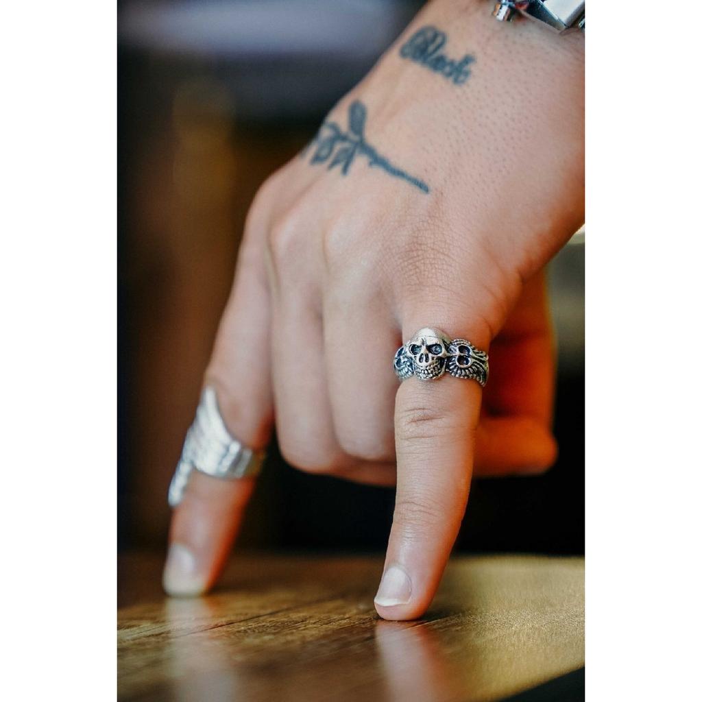 Черное регулируемое кольцо с черепом и скелетом