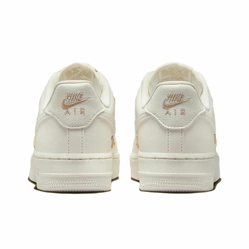 Nike Air Force 1 07 LX Mini Swoosh — женские кроссовки цвета металлик, золото, белый парус FV3654-111