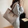 New Trendy Large-capacity Tote Bag Feeling Retro Contrasting Color Handbag Underarm Bag Printed Women's Bag
