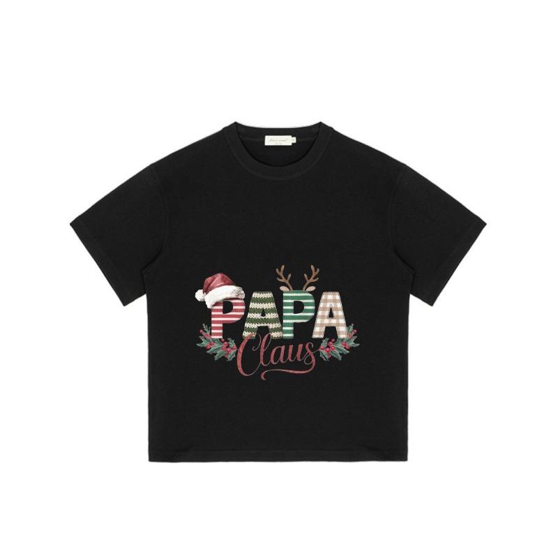 Рождественская футболка черная с принтом Папа Клаус в шапке Санты и рогами оленя для праздничного сезона