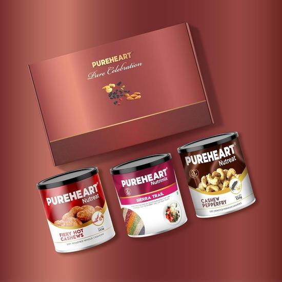 PUREHEART Подарочная корзина на День святого Валентина для него и нее | Премиальная подарочная коробка с сухофруктами, Кешью с перцем (по 333 г) & Смесь для trail running (454 г)