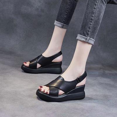 Настоящие сандалии на танкетке из мягкой кожи для женщин летом 2025 года, новый стиль с подошвой из губки и туфли на среднем каблуке для женщин