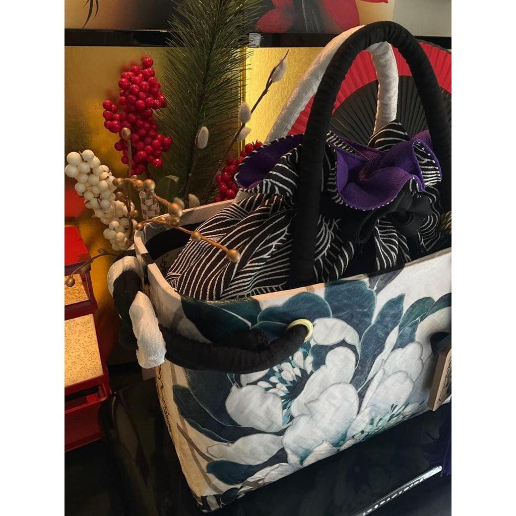 Used Ikkanbori bag, ancient document, flower pattern, Taisho kimono, cherry blossoms, peonies, chrysanthemums, pure silk kari picture feather
