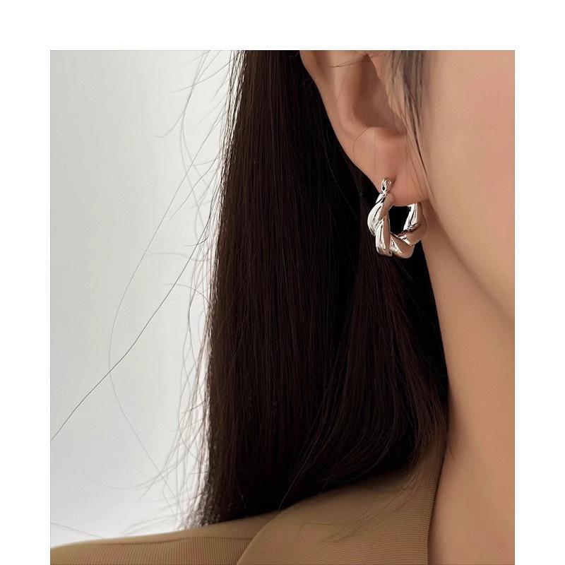 Ретро Простые Нишевые Золотые Серьги-Твисты Персонализированный Дизайн Доступные Изящные Прочные Стойкие к Цвету Сплав Женский Подарок Повседневные Серьги
