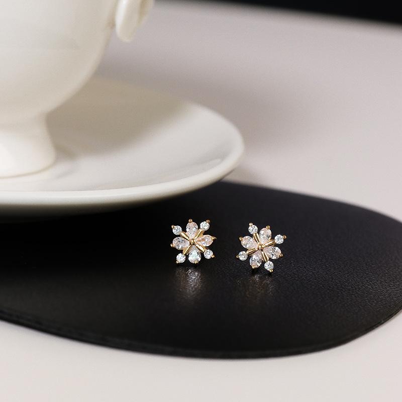 Нежные и милые цветы, маленькие мочки ушей, подходят для сережек, легкий и роскошный темперамент