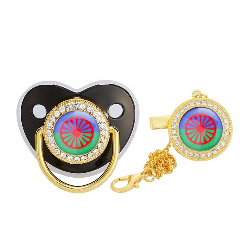 Соска-пустышка с бриллиантами и зажимом в виде цыганского флага