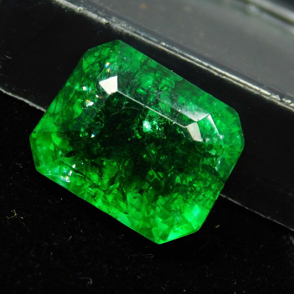 Emerald Cut 9 Carat Natural Emerald Green Colombian Loose Gemstone