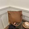 Винтажная модная сумка-ведро женская 2025 новая трендовая сумка через плечо нишевый стиль для通勤 женская сумка кофейного цвета