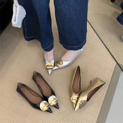 Модная обувь на низком каблуке Женская 2025 Металлическая цепочка С мелким вырезом Женская обувь Острый носок Осень Новая Пряжка Платье Осень Медсестра Средний Тонкий