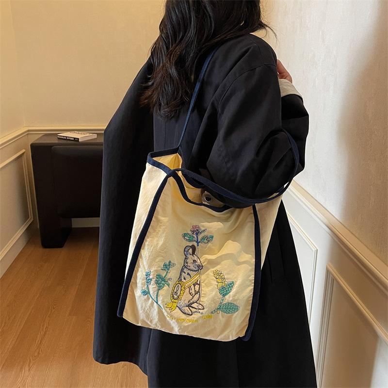 Осень 2025 новая вышитая нейлоновая сумка-тоут для поездок на работу, большая вместимость, нишевый дизайн, модная наплечная сумка, сумка для покупок