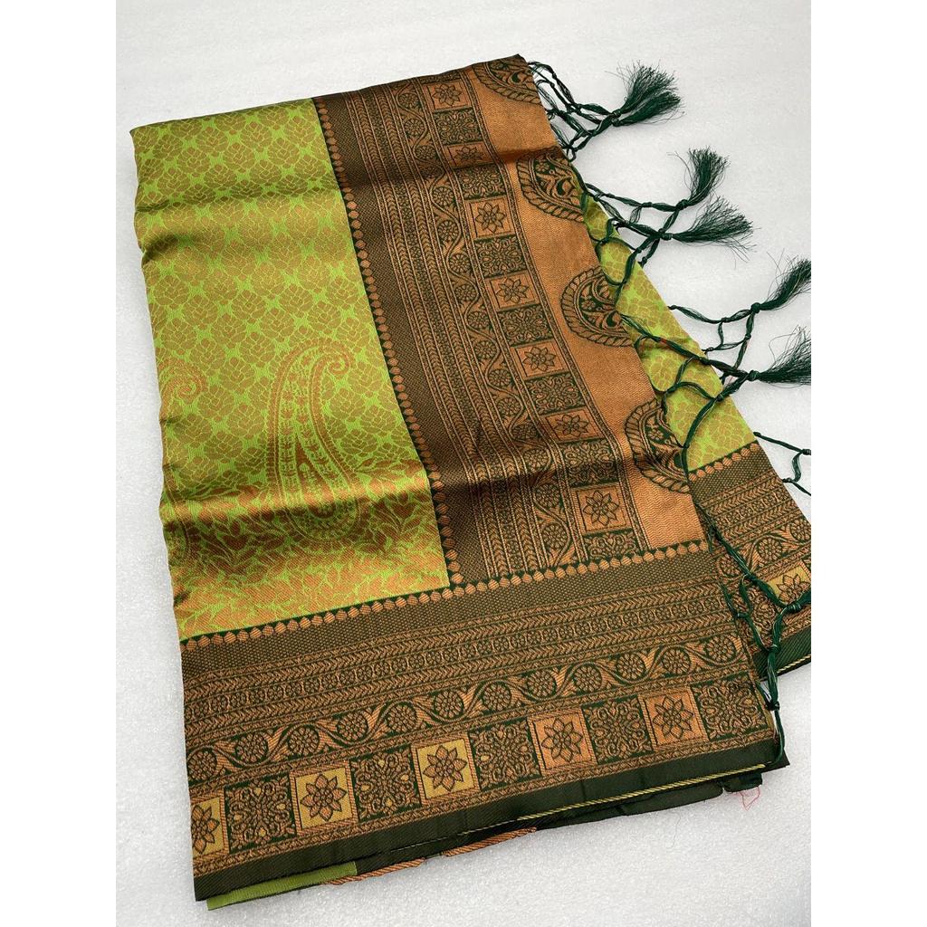 Это красивое сари элегантно украшено великолепным жаккардовым плетением, которое придает образу идеальный вид.