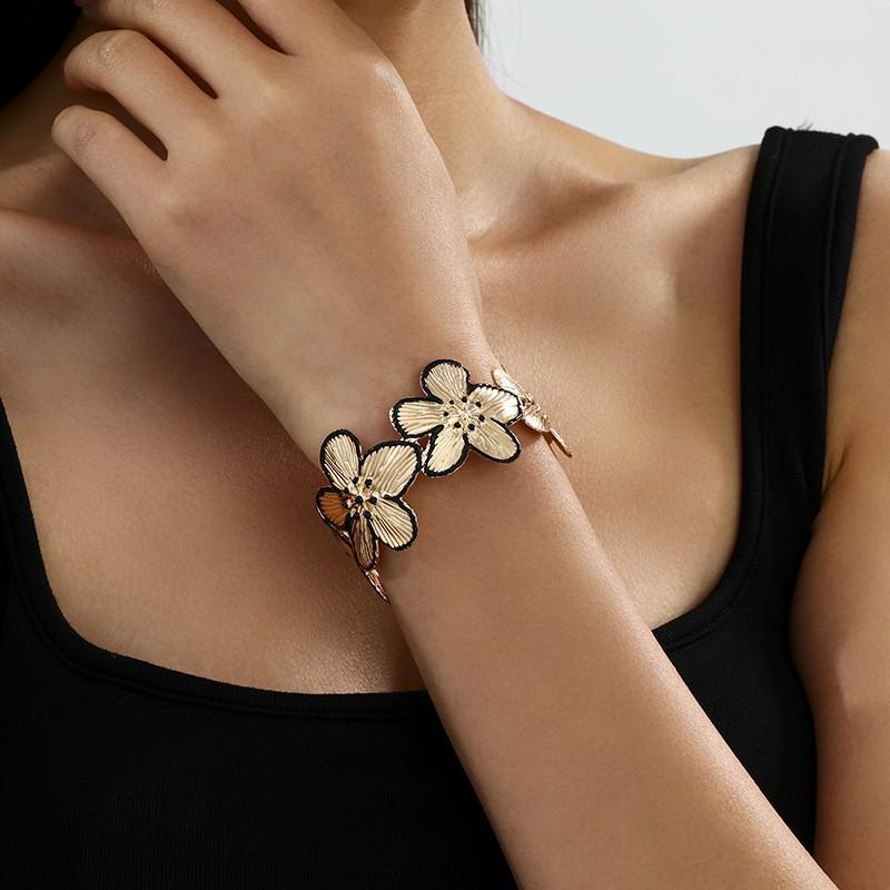 Модные украшения для женщин