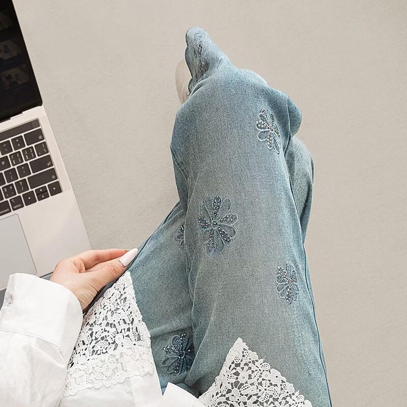 Женские стираные прямые джинсы с вышивкой