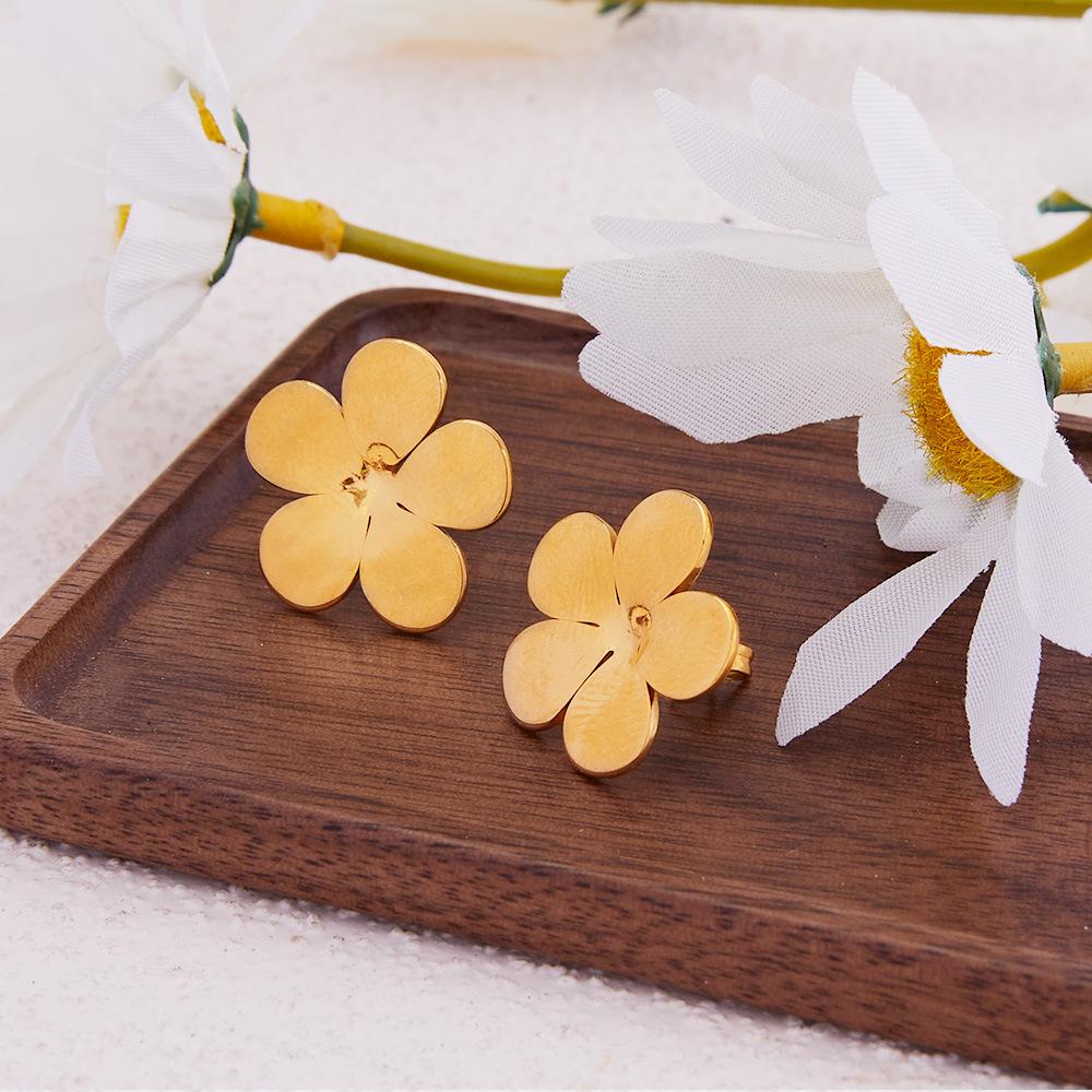 Wind Temperament Five-petaled Flower Retro Flower Stud Earrings Women's Titanium Steel Gold-plated Fashion Design Earrings
