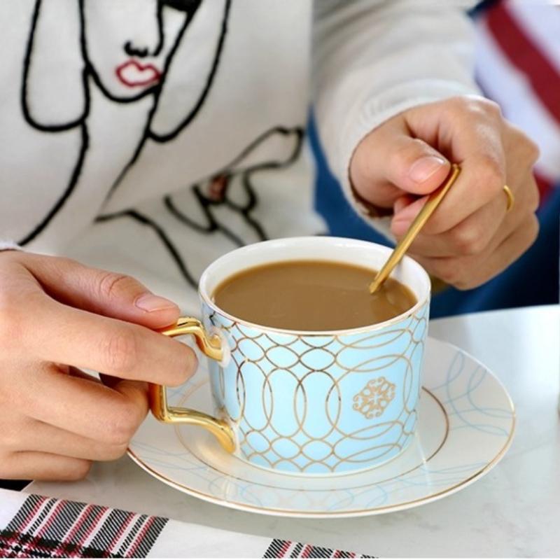 Кофейные чашки и блюдца из тонкого костяного фарфора, 270 мл, красиво глазурованные, с золотой отделкой, чайная чашка с ручкой, керамические кофейные чашки с золотой ложкой