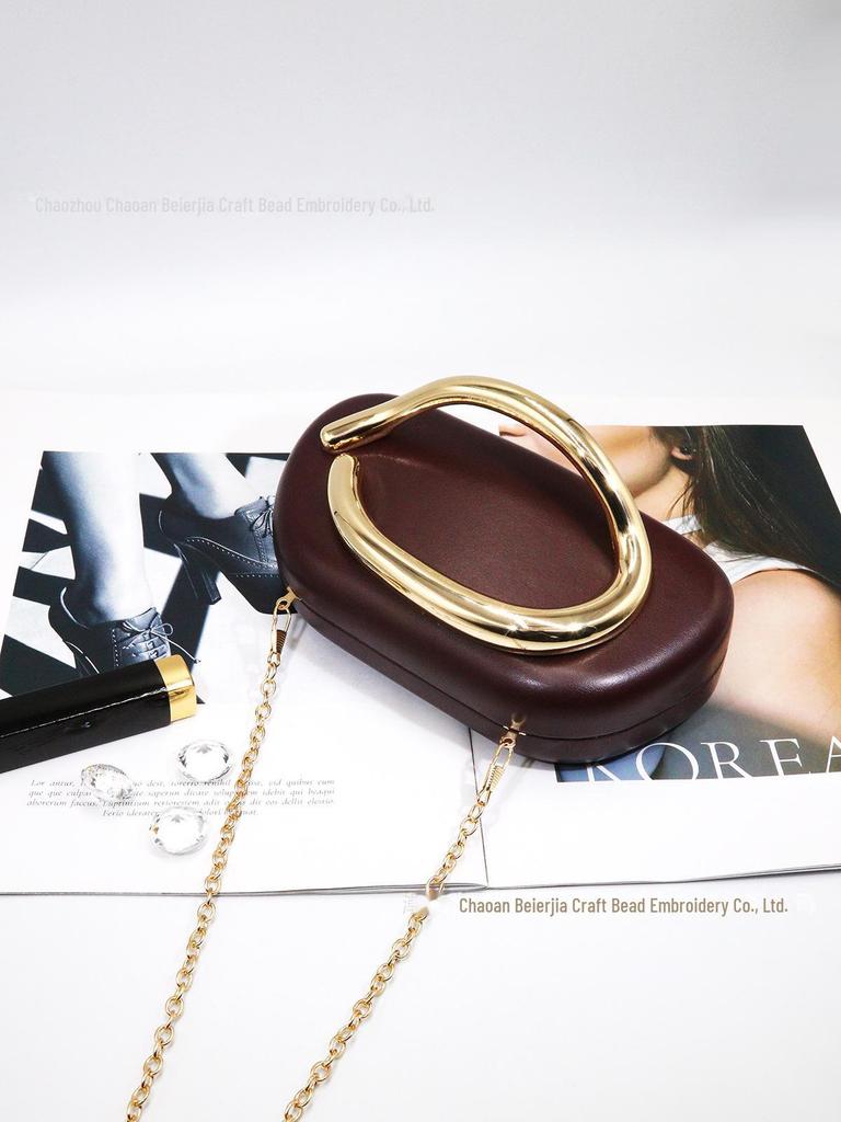 Вечерняя мини-сумочка в стиле ретро: Сумка через плечо с цепочкой и металлическим дизайном