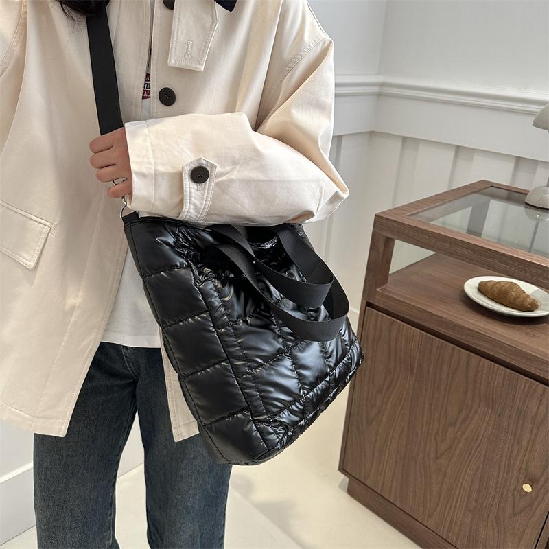 Вышитая нитью квадратная простая модная большая вместимость 2024 новый тренд повседневная портативная сумка через плечо косая сумка